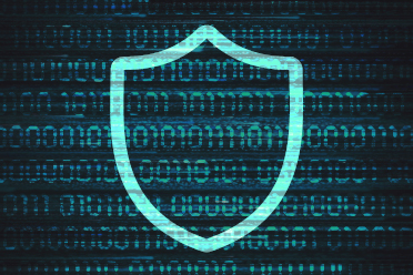 Symbolbild Datenschutz: Schutzschild mit binärem Code