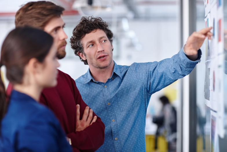 Mehrere Personen arbeiten zusammen an einem IT-Projekt. (Quelle: Getty Images / Laflor) Mehrere Personen arbeiten zusammen an einem IT-Projekt.