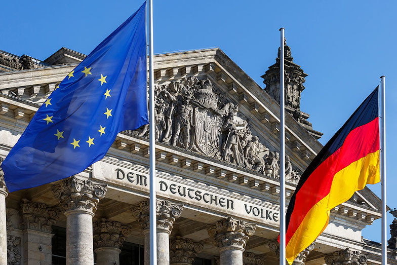 Symbolfoto Wahlen: Deutscher Bundestag mit Europa- und Deutschlandflagge