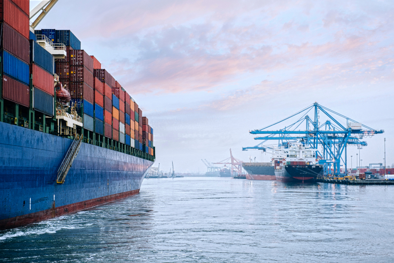 Symbolbild National Single Window: Containerschiff steuert einen Hafen an