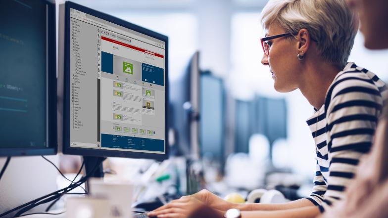 Eine Frau arbeitet an einem PC mit dem CMS Government Site Builder (Quelle: Getty Images / Skynesher) Eine Frau arbeitet an einem PC mit dem CMS Government Site Builder