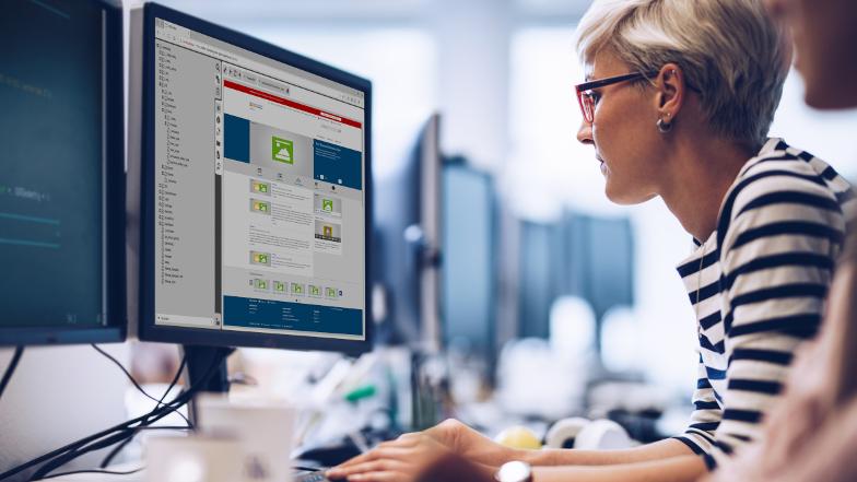 Eine Frau arbeitet an einem PC mit dem CMS Government Site Builder