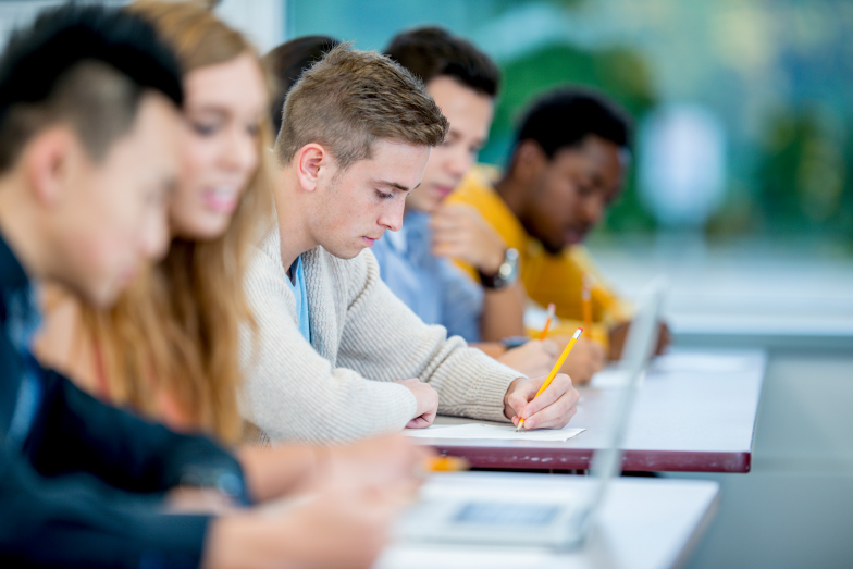 Symbolbild Bachelor-Studiengang Verwaltungsinformatik: Studierende sitzen in einem Seminarraum.
