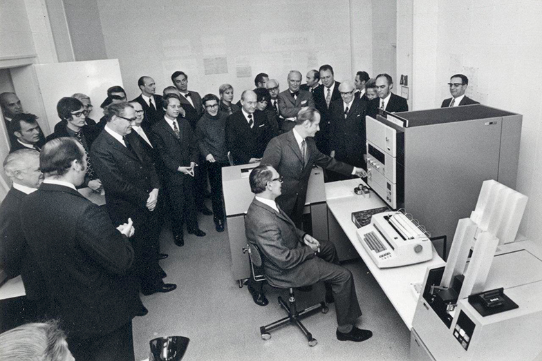 Eine Gruppe von Herren bei der Eröffnung des Rechenzentrums am 01.10.1971 (Quelle: Deutsches Zollmuseum) Eine Gruppe von Herren bei der Eröffnung des Rechenzentrums am 01.10.1971