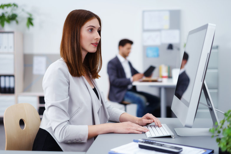 Symbolbild digitale Beihilfebearbeitung: Frau, die am Computer im Büro arbeitet. (Quelle: 123RF / racorn) Symbolbild digitale Beihilfebearbeitung: Frau, die am Computer im Büro arbeitet.