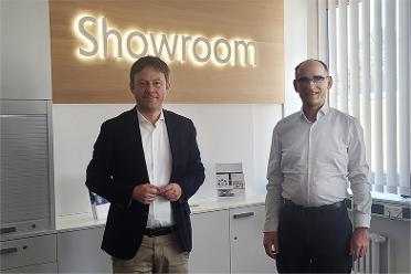 Dr. Zimmermann und Dr. Kranstedt stehen vor einer Wand im Showroom des ITZBund. (Quelle: ITZBund) Dr. Zimmermann und Dr. Kranstedt stehen vor einer Wand im Showroom des ITZBund.