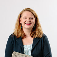 Susann Görler, Sachbearbeiterin im ITZBund (Quelle: ITZBund / Martin Scherag) Susann Görler, Sachbearbeiterin im ITZBund