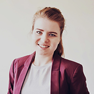 Julia Vathje, ehemalige Studentin der Verwaltungsinformatik und nun Anforderungsmanagerin beim ITZBund (Quelle: Privataufnahme Julia Vathje) Julia Vathje, ehemalige Studentin der Verwaltungsinformatik und nun Anforderungsmanagerin beim ITZBund