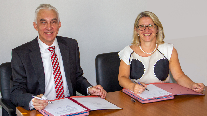 Wolfgang Cremer , Vizedirektor des ITZBund, und Inga Schäfer, Generalsekretärin der Gemeinsamen Wissenschaftskonferenz, unterzeichneten am 26.7.2019 in Bonn eine Verwaltungsvereinbarung im Rahmen der IT-Konsolidierung Bund. (Quelle: ITZBund) Wolfgang Cremer , Vizedirektor des ITZBund, und Inga Schäfer, Generalsekretärin der Gemeinsamen Wissenschaftskonferenz, unterzeichneten am 26.7.2019 in Bonn eine Verwaltungsvereinbarung im Rahmen der IT-Konsolidierung Bund.