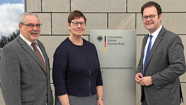 Besuch aus dem Bundestag beim ITZBund in Ilmenau, von rechts nach links: Dr. Frank Steinmann, Elke Robbert-Schlamann, MdB Tankred Schipanski (Quelle: ITZBund) Besuch aus dem Bundestag beim ITZBund in Ilmenau, von rechts nach links: Dr. Frank Steinmann, Elke Robbert-Schlamann, MdB Tankred Schipanski