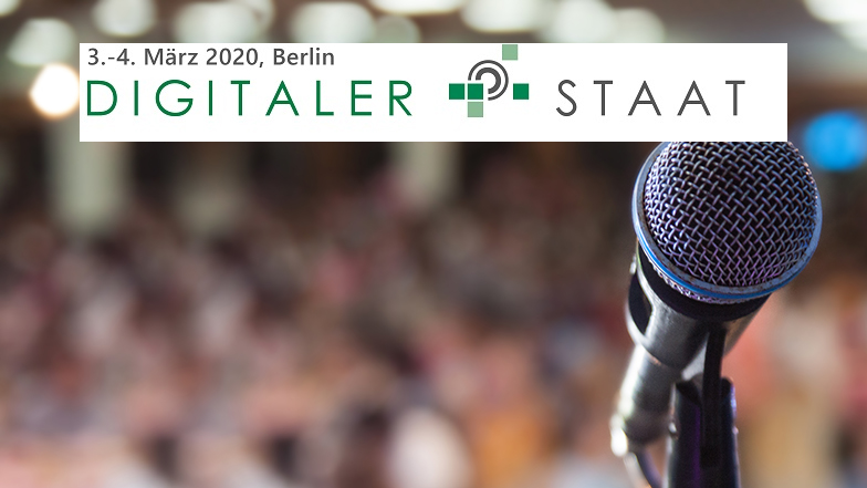 Symbolbild: Mikrofon mit Stativ und Logo vom Digitalen Staat. (Quelle: Getty Images / Suradach Moolradda / EyeEm und Digitaler Staat) Symbolbild: Mikrofon mit Stativ und Logo vom Digitalen Staat.