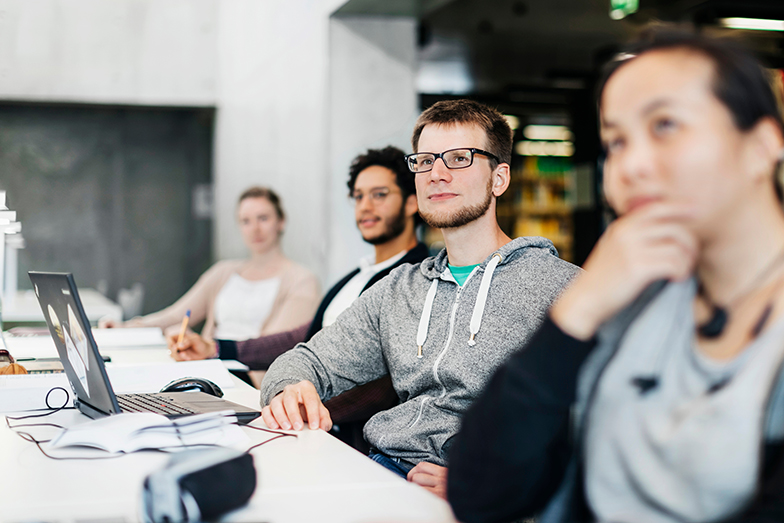 Symbolbild: Junge Studierende sitzen in einem Seminarraum. (Quelle: Getty Images / Tom Werner) Symbolbild: Junge Studierende sitzen in einem Seminarraum.