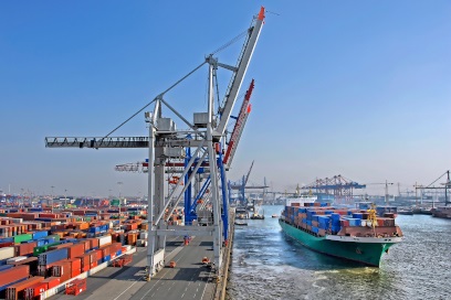 Containerhafen mit Containern, Ladekran und Schiff